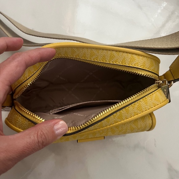 Michael Kors Bradshaw Camera Crossbody Bag NWT - Picture 6 of 9